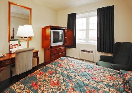 Econo Lodge Inn & Suites Windsor Locks  03.[1]